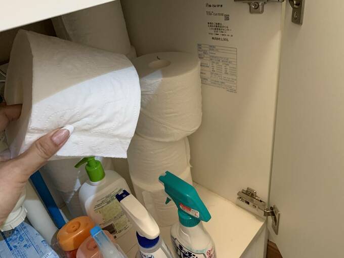 扉つきの収納の中