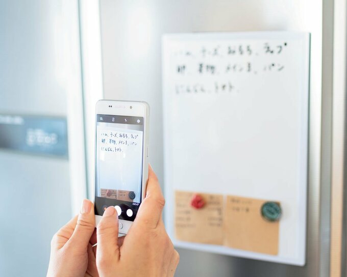 スマホでホワイトボードを撮影する様子