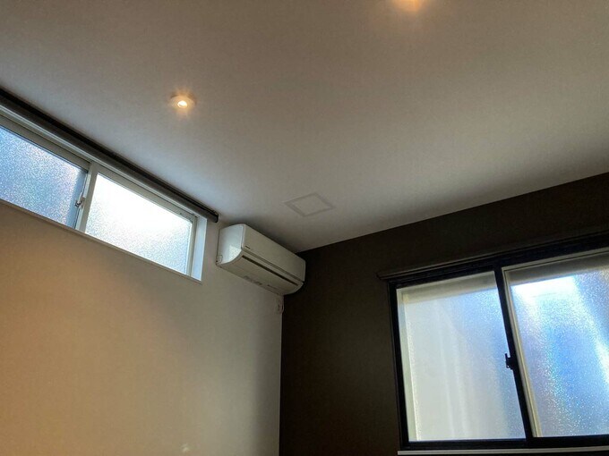 横長の引き違い窓