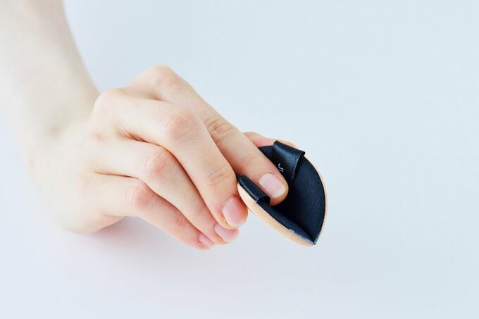 指でパフを半分に折った様子