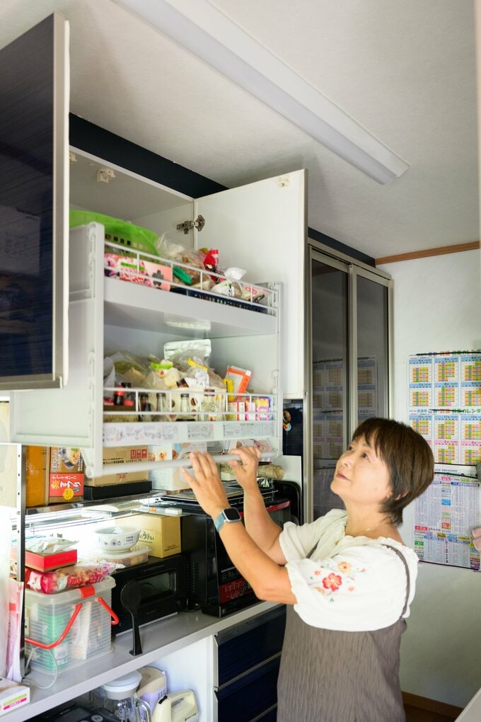 手動で下ろせる天吊り収納