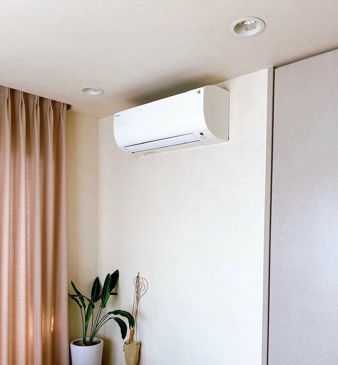 リビングのエアコンは汚れが多め