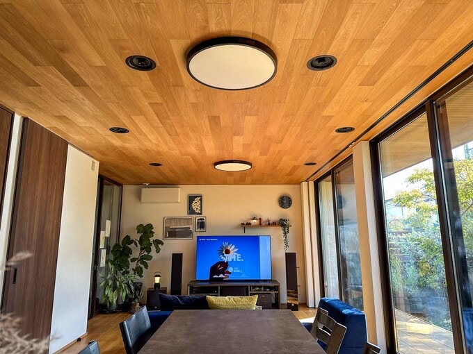 天井に埋め込んだ4つのスピーカー