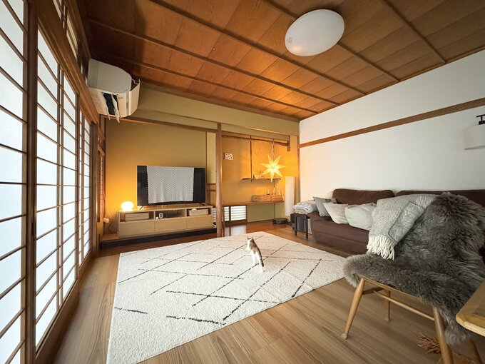 掃除機をかける前のリビングの様子