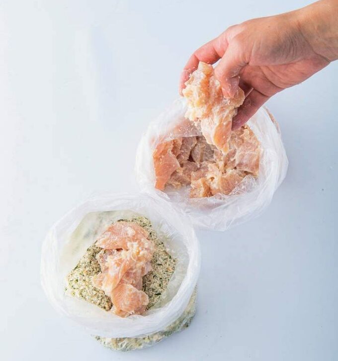 チキンに調味料を混ぜる