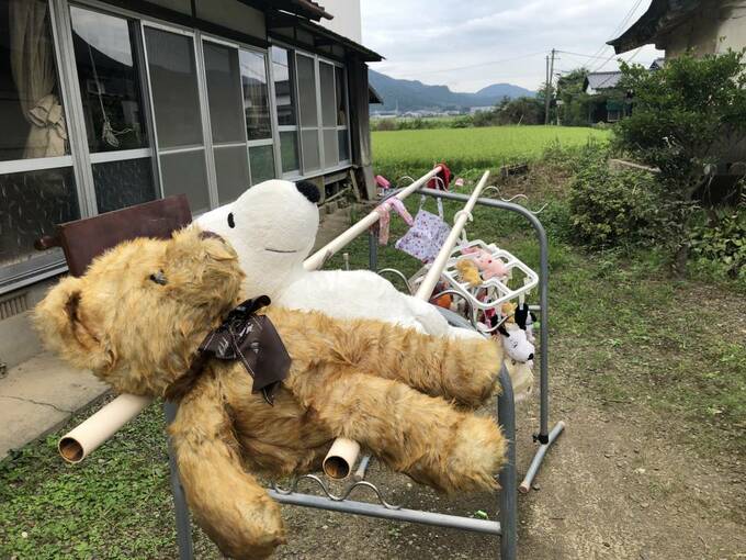 物干し竿にぬいぐるみ