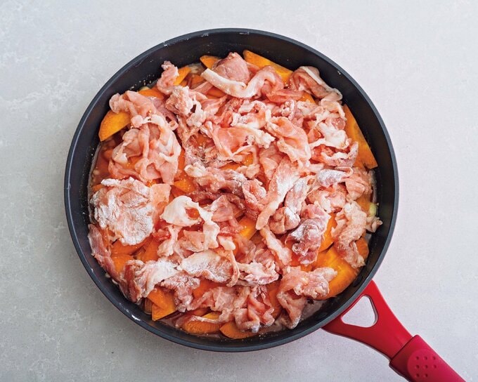 フライパンに豚肉など