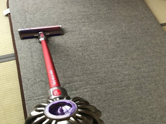 掃除機をかける