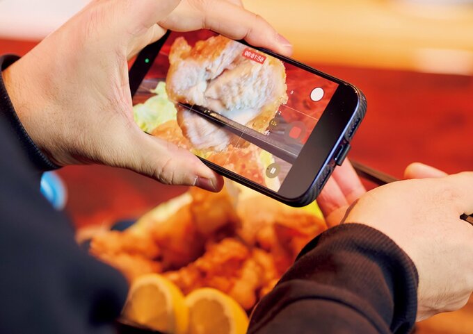完成した料理をスマホで撮影