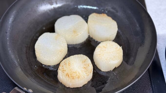 ダイコンステーキを焼いているところ