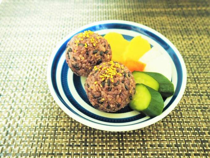 雑穀米のおにぎりとお漬物