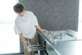 オープンキッチンの「におい」でもう悩まない。煙を抑える最新ガスコンロの実力は？ 
