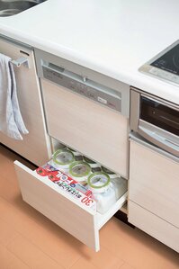 作業スペースの真下にストックと一緒にしまう