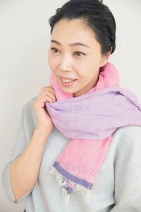 首にストールを巻くのもおすすめです