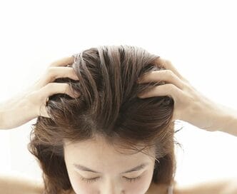 まるでサロン帰りの髪に！プロが教える「夏のシャンプー法」