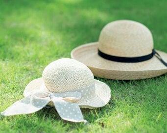 麦わら帽子は水洗いNG！夏に酷使した帽子の汚れ・においのケア方法