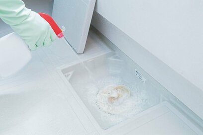 浴室カビは、ジェル状漂白剤で「パック」して真っ白に