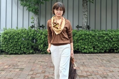 50代からの「スカーフの巻き方・合わせ方」アイデア3つ。いつもの服が上品に、体形カバーも
