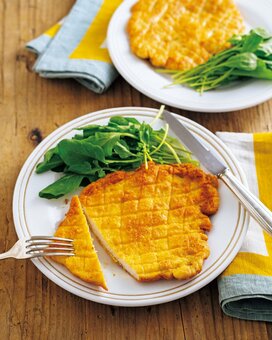 鶏胸肉が豪華なごちそうに。チーズの香りが食欲をそそるミラノ風カツレツ