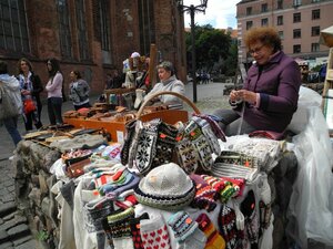 味のあるラトビアのニット、カゴ、木製小物