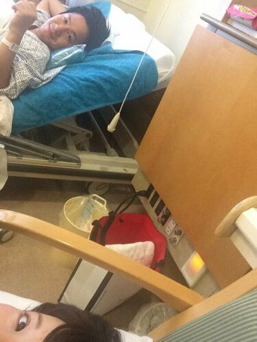 病院の別途に横たわる男性