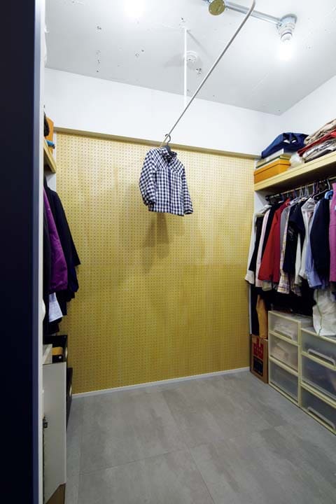 家族4人分の衣類を収納するウォークインクローゼット