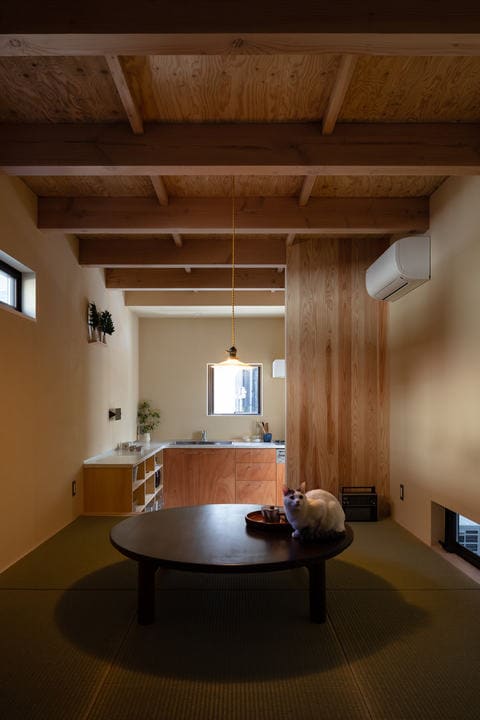 居間の奥にモルタル土間の台所