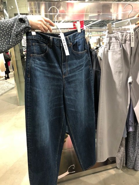 濃い色のジーパン