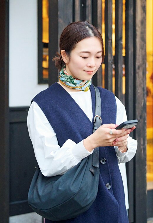 スマホを操作する女性