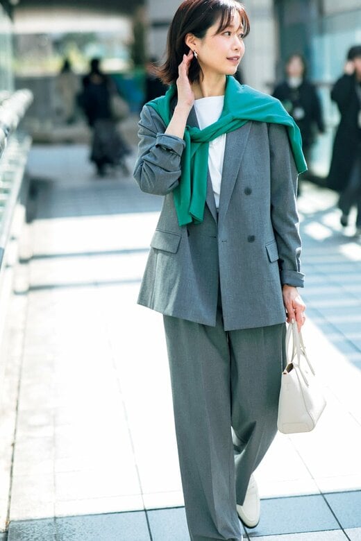 グレーのスーツを着用した女性