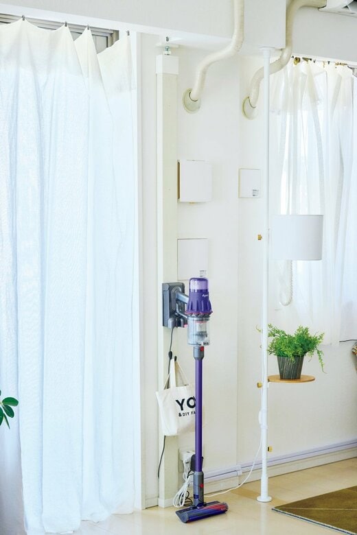 突っ張り棒に掛けた掃除機