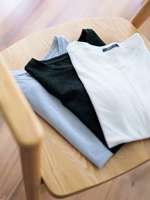 イスの上に並んだ洋服