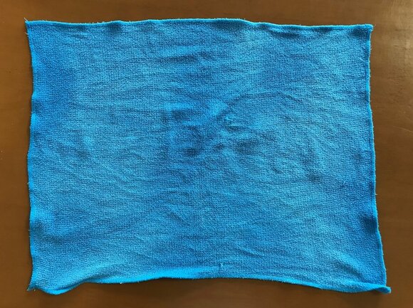 表面は繊維の毛羽立ちがなく本当に「ふきん」のような手触り