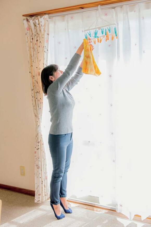 カーテンの前つま先立ち