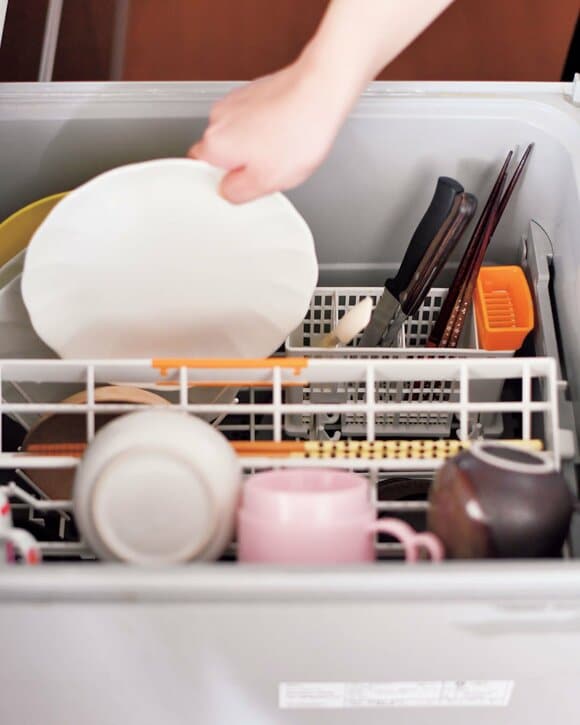 食洗機に食器を入れる様子