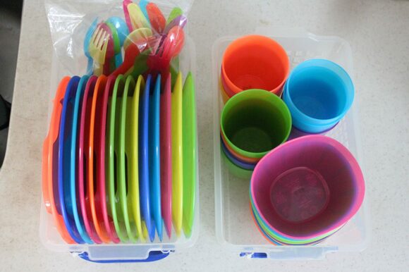 子どものお友達用の食器はプラカゴに