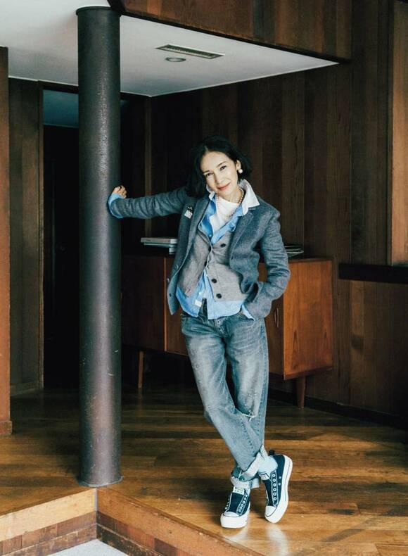 ポーズをとる女性