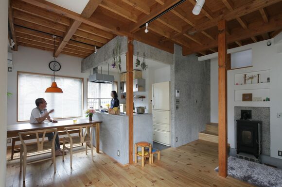 モルタルのカウンターでラフな雰囲気に