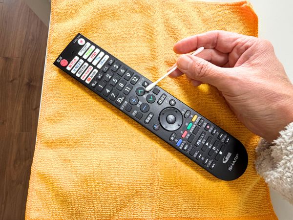 リモコンを綿棒で掃除する