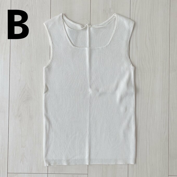 B:リブスクエアネックニットタンクトップ(1490円)