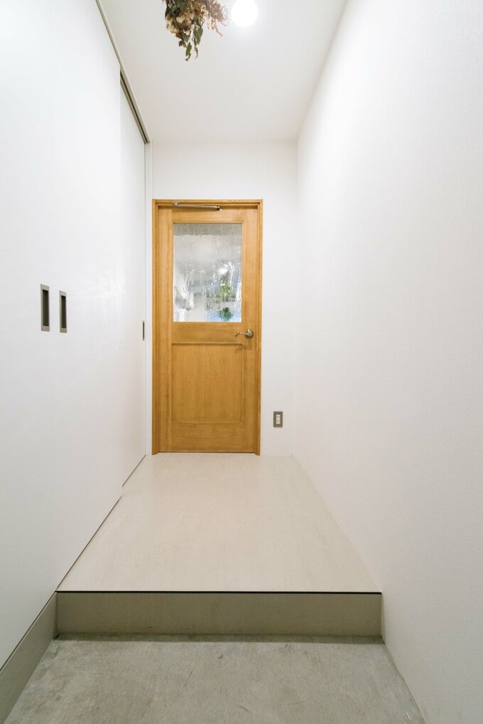 玄関からLDKに続く壁面は収納