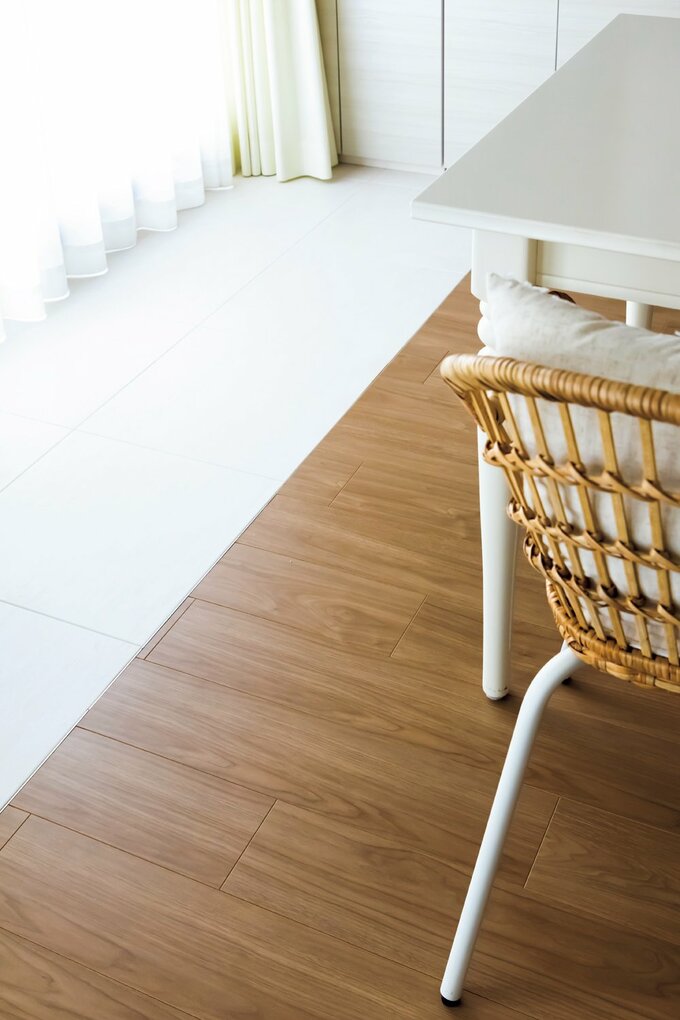 フロアタイルで仕上げた窓際の床