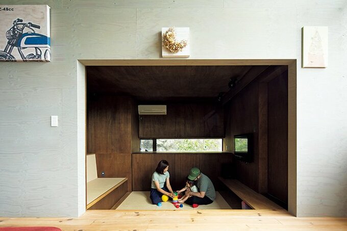 リビングから一段下がったところに設けられた畳スペース