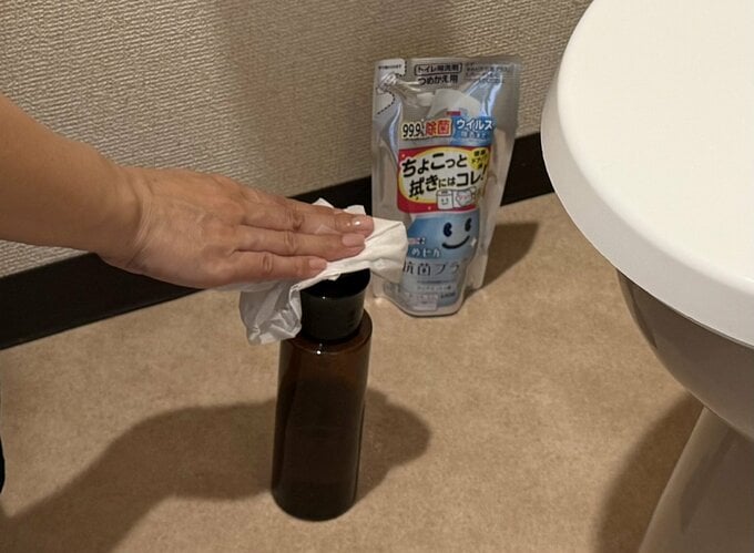トイレ用洗剤をプッシュディスペンサーに入れてワンプッシュ