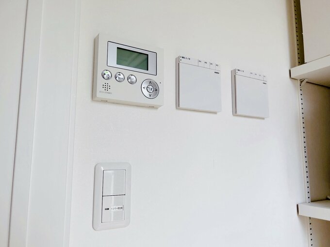 太陽光モニターと床暖房のリモコン