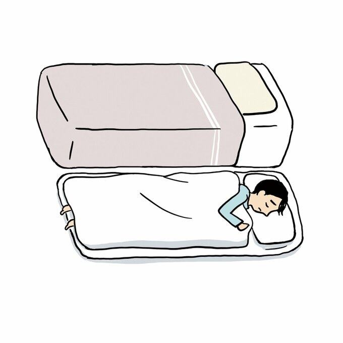 ベッドが合わず床に硬めの布団を敷いて寝ている田中さん