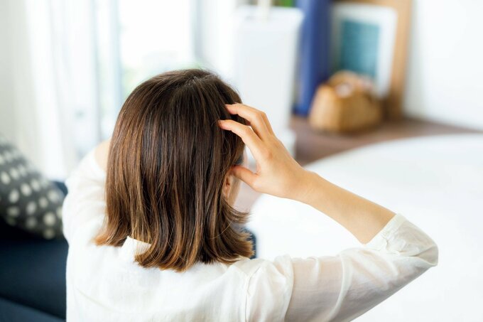 頭皮マッサージをする人