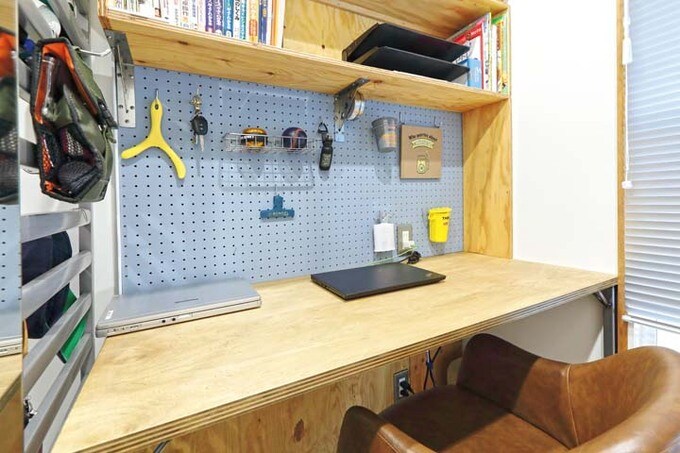 デスク上の収納棚