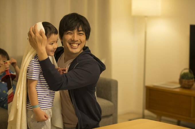 子どもにタオル男性