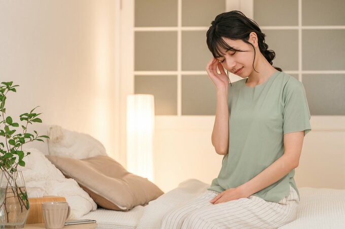 ひとり反省会をする女性